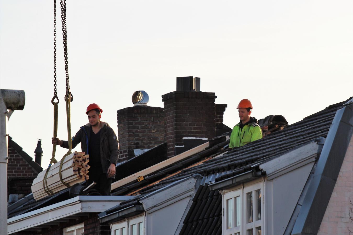 Couvreurs en pleine rénovation de toiture