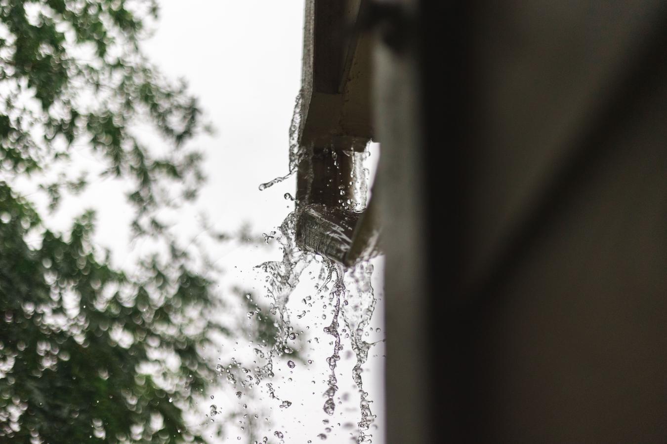 Évacuation des eaux pluviales par gouttière